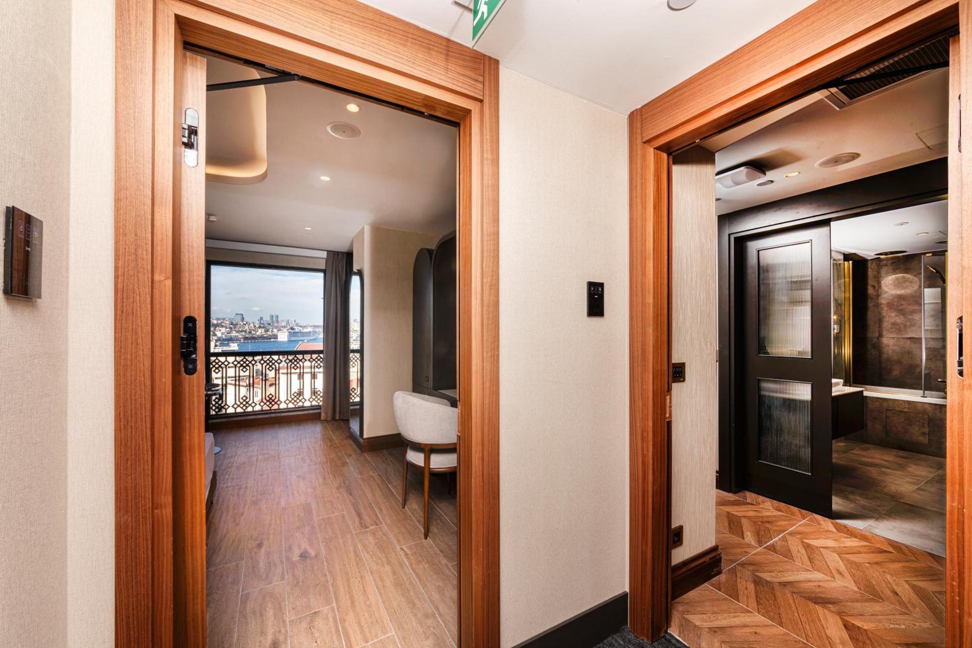 Levni Hotel & Spa - Special Category Istanbul Bagian luar foto The interior of a suite at the hotel